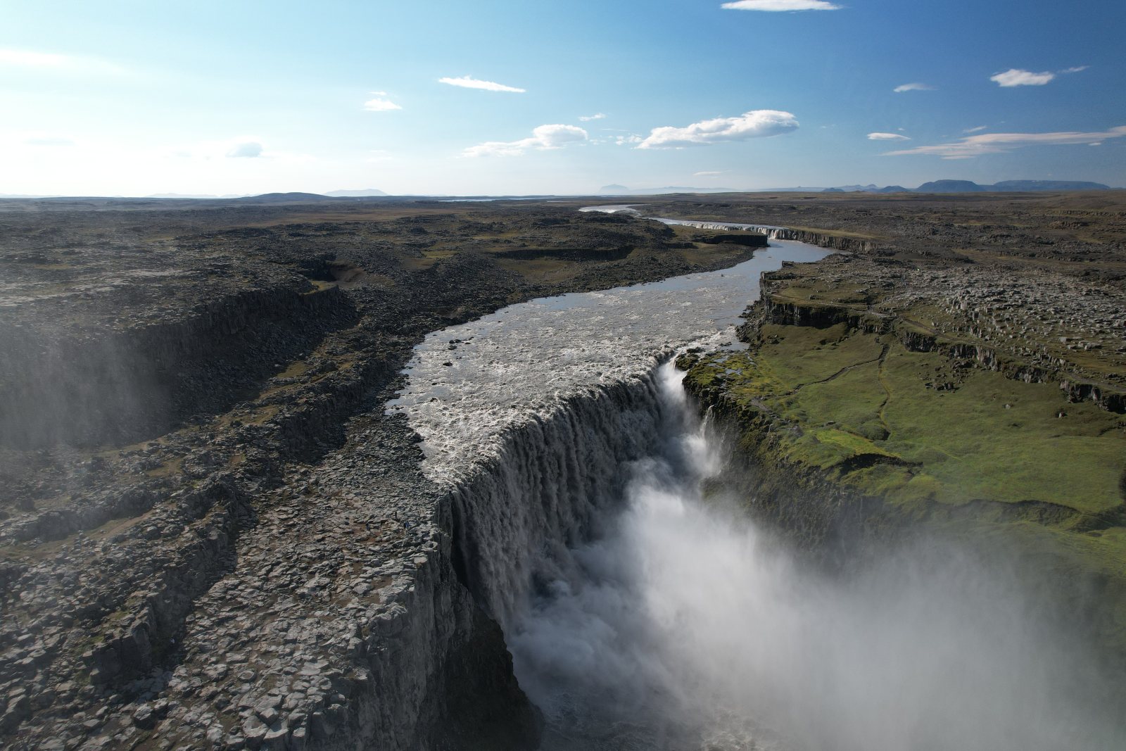 Fiume che precipita da un bordo roccioso in un paesaggio selvaggio, vista aerea