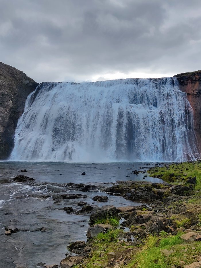 Grande getto d'acqua che cade in una pozza circondata da rocce