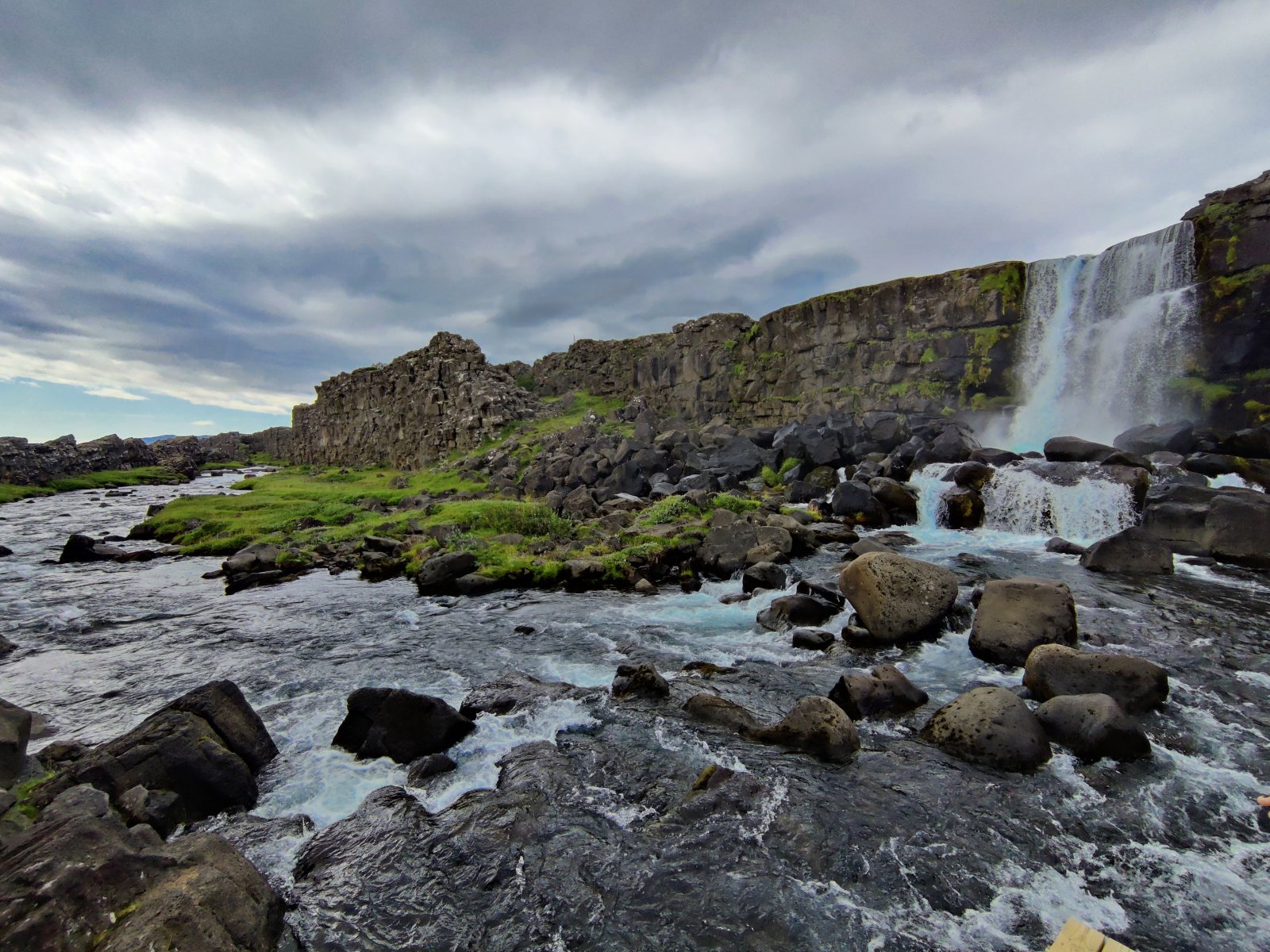 Fiume che scorre fra le rocce verso una cascata