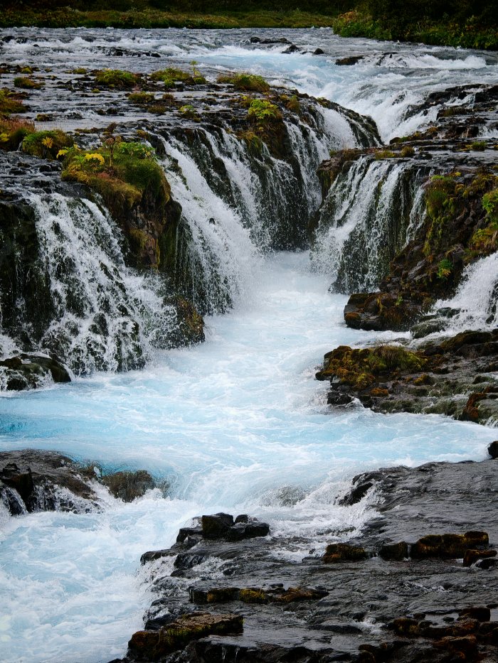 Acqua che scorre su rocce coperte di muschio