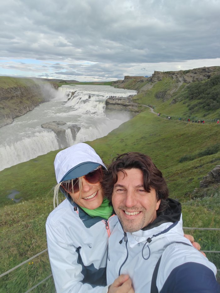 Selfie di coppia davanti al grande salto d'acqua di Gullfoss