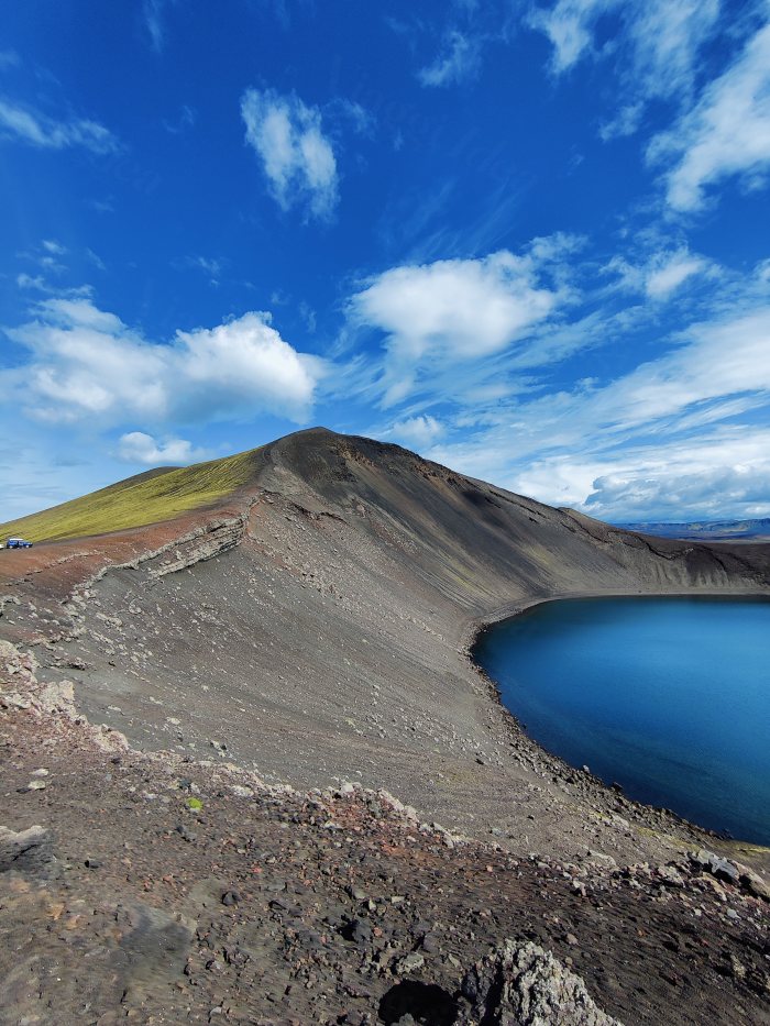 Lago dentro un cratere vulcanico circondato da montagne