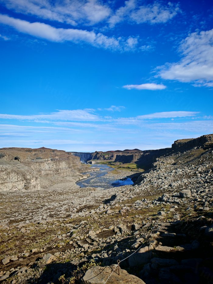 Fiume che scorre in un canyon roccioso sotto cielo azzurro