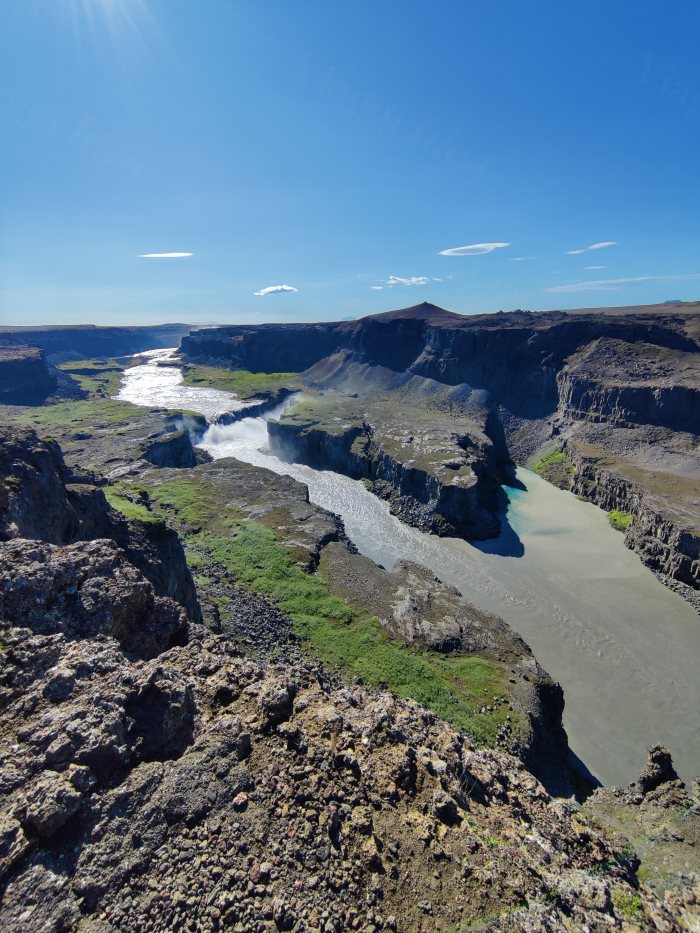 Fiume che scorre in un canyon con acqua bianca e verde fra le rocce
