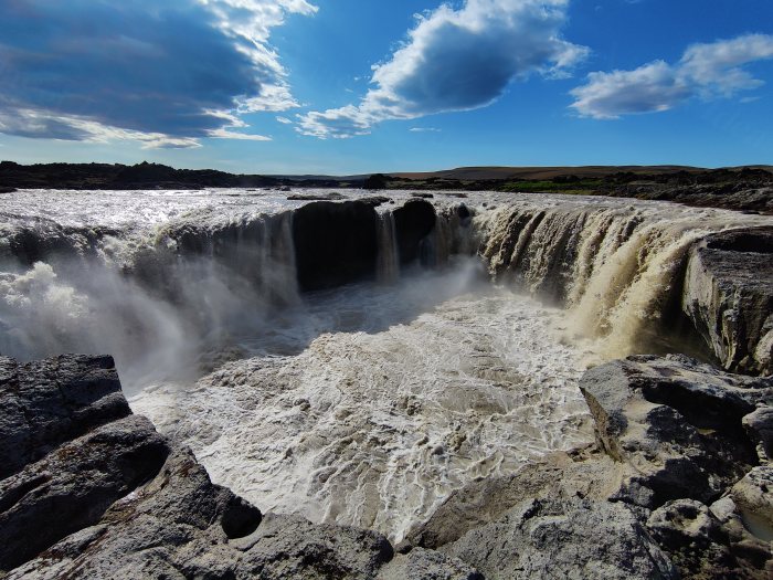 Acqua che cade da un precipizio fra rocce e spruzzi