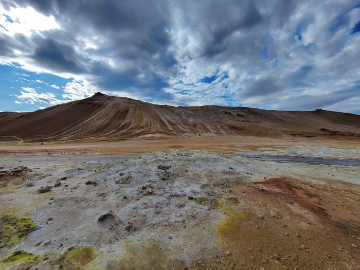 Paesaggio vulcanico con terreno colorato e colline aride