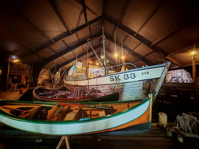Nave da pesca e barche esposte in un museo interno