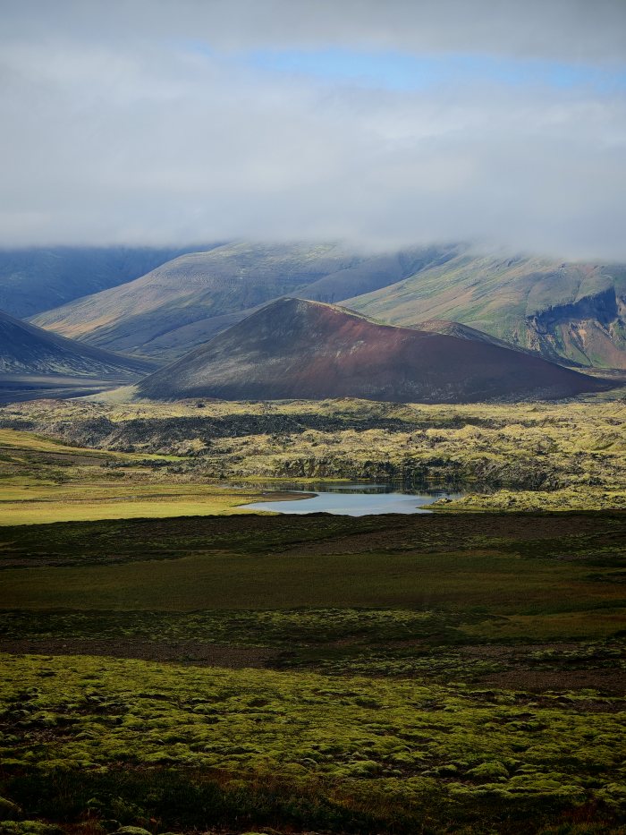 Paesaggio montuoso con lago e vegetazione bassa