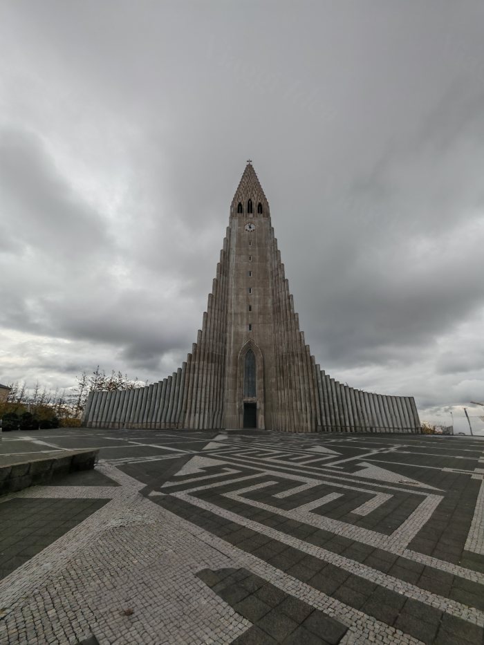 La cattedrale di Hallgrímskirkja con il pavimento a mosaico geometrico