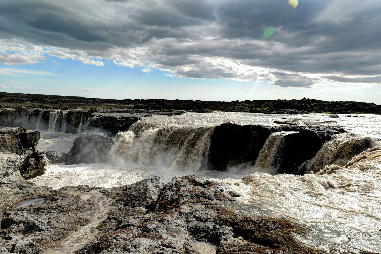 Acqua che scorre e cade su rocce in un paesaggio naturale