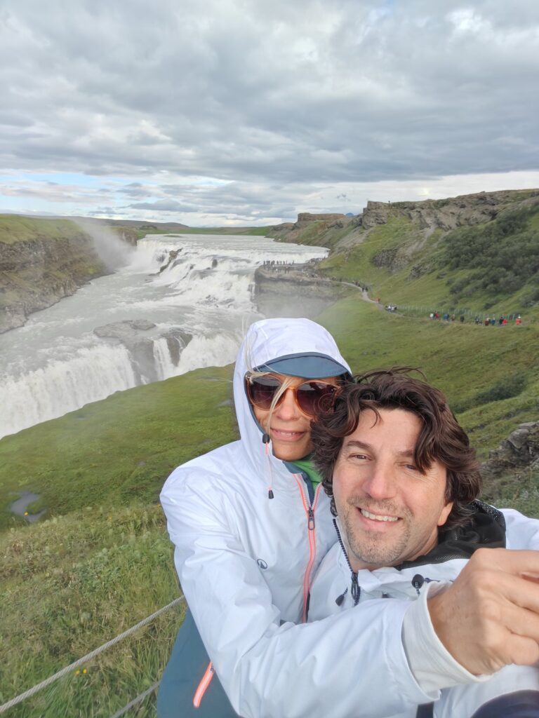 Stessa cascata vista in coppia: il viaggio entra subito nel tono personale, con il paesaggio come fondale e non come semplice soggetto