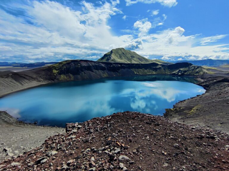 Stesso lago da un altro punto di vista, più vicino al bordo del cratere