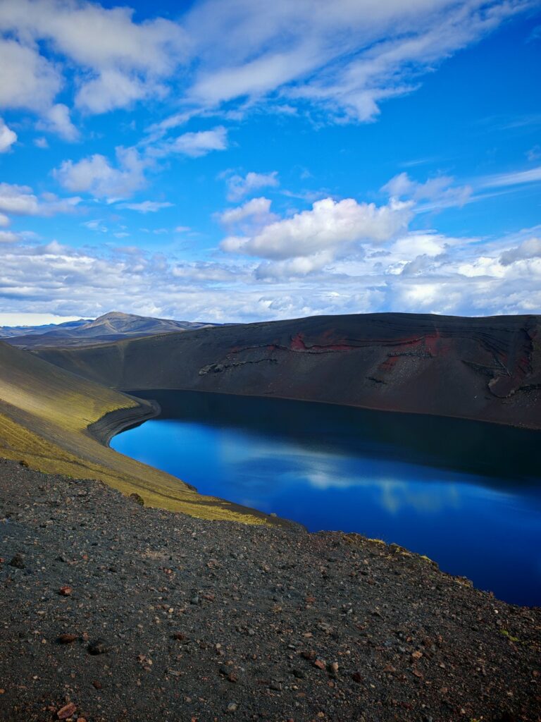 Altro lago di origine vulcanica, più scuro e profondo, con colline che chiudono la scena