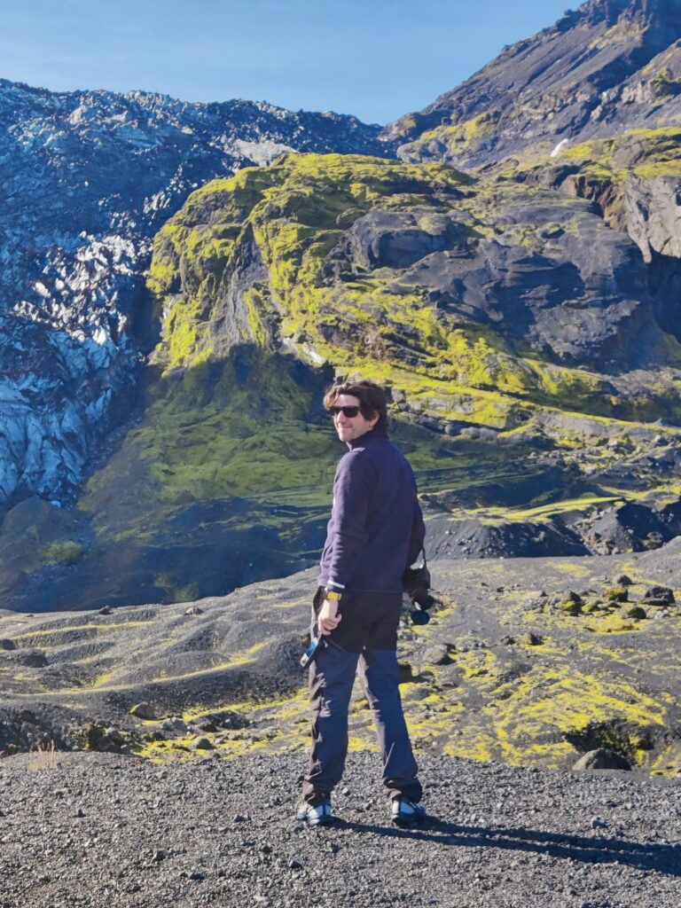 Persona in piedi sul margine del crinale glaciale