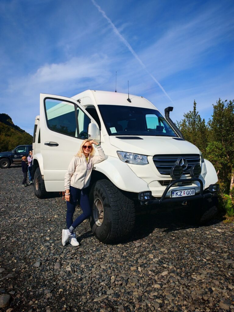 Van bianco in sosta lungo la strada