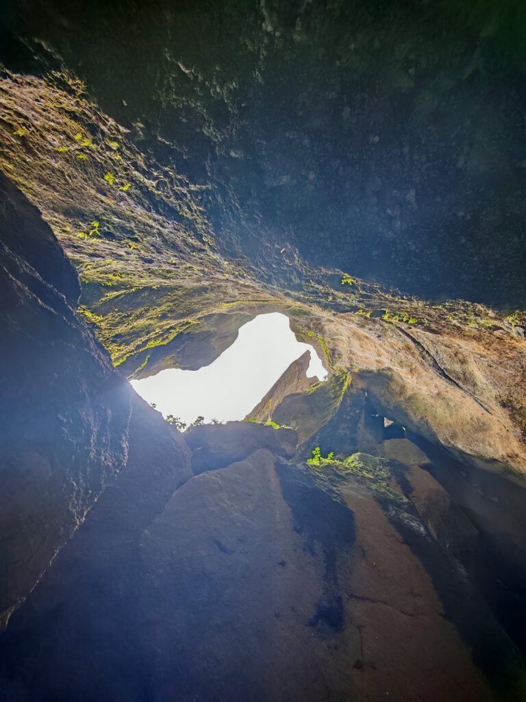 Inquadratura dall'alto su una cavità o su un salto d'acqua incorniciato dalle rocce