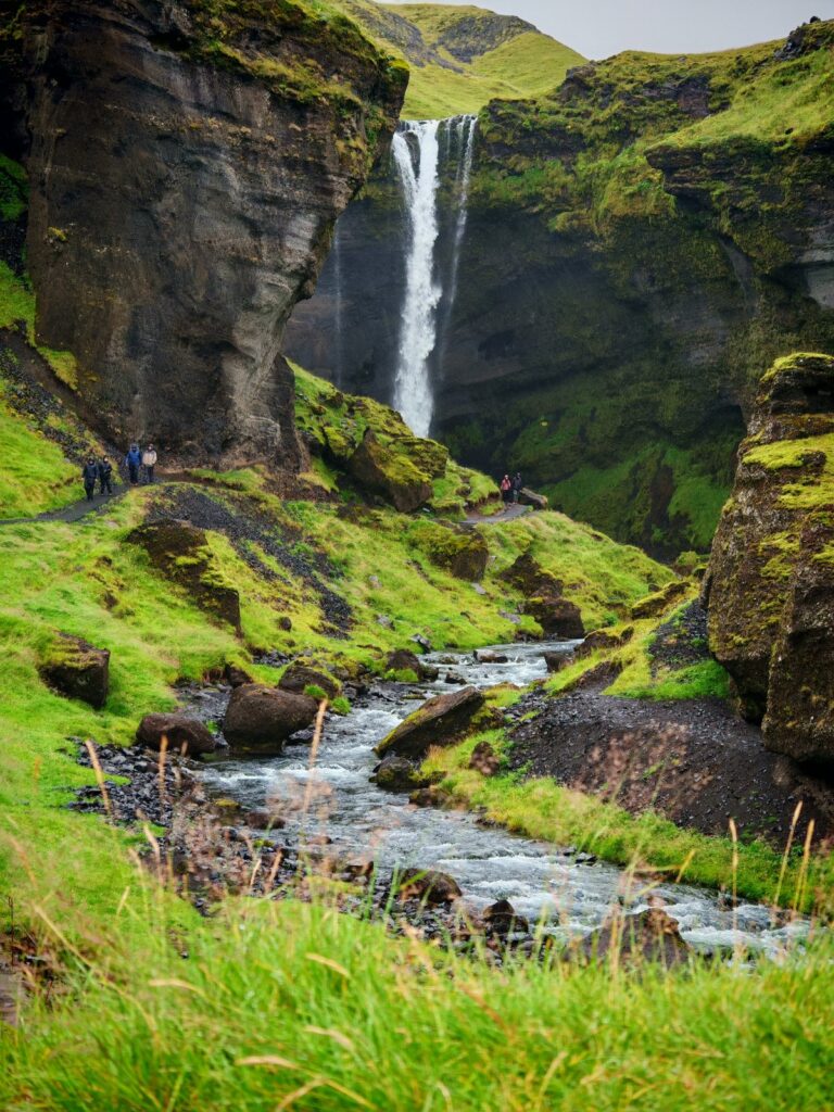 Torrente che scorre in una gola verde e stretta, con presenza umana minima