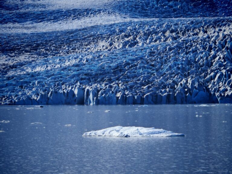 Fronte glaciale compatto, di un blu quasi metallico