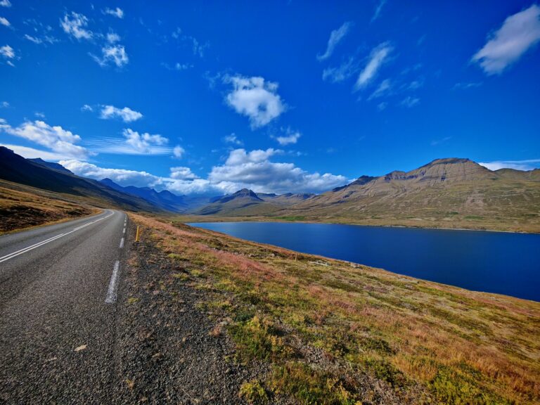 Strada costiera con acqua e rilievi laterali