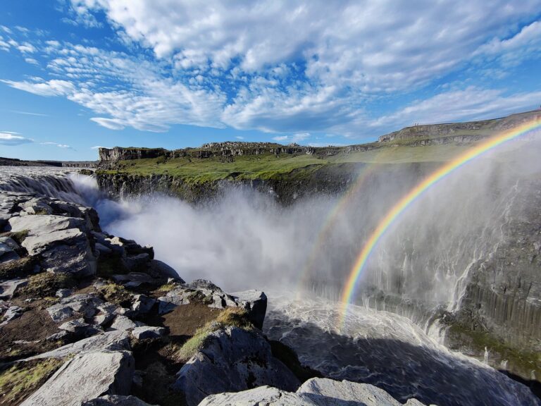 La stessa cascata da un'angolazione diversa, con arco completo e vapore alto