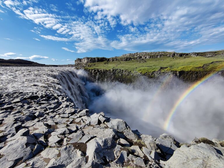 Cascata laterale e luce radente sul bordo della gola