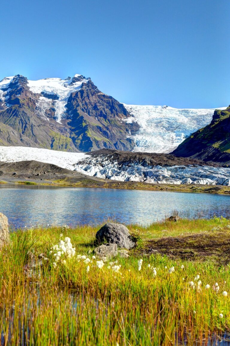 Ghiacciaio e laguna da un punto panoramico più ampio