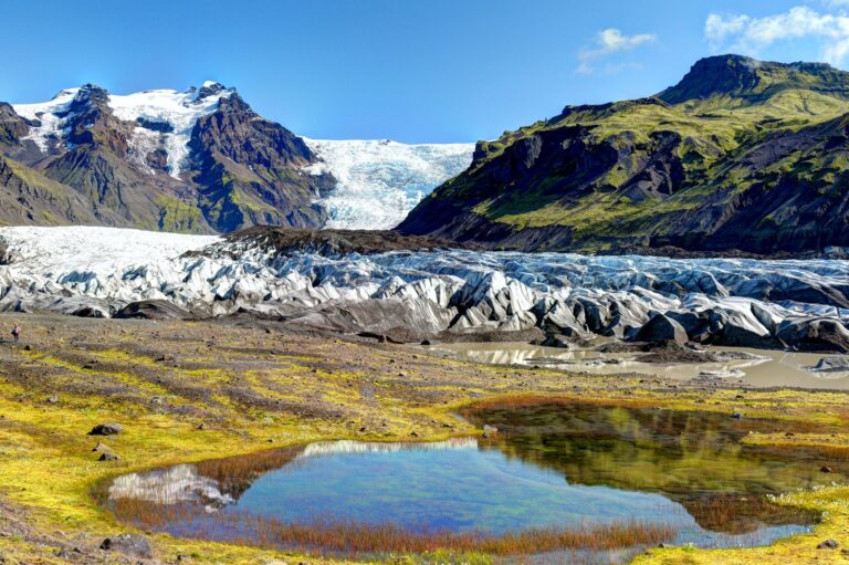 Stesso ambiente glaciale, ma con una lettura più ampia del bacino e delle morene