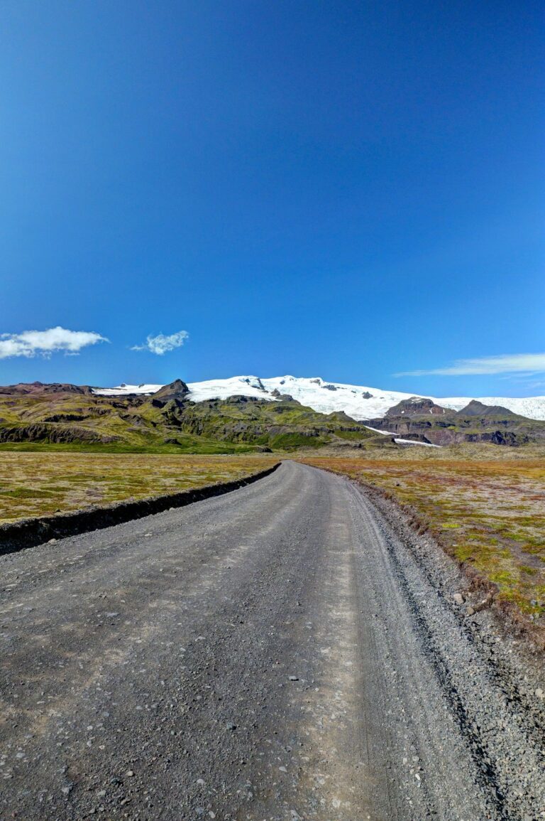 Strada che taglia un paesaggio glaciale e quasi desertico