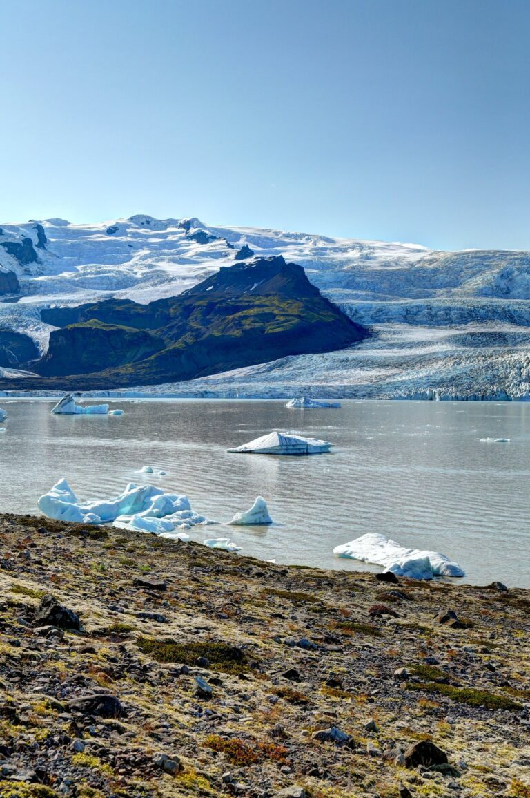 Lagune con iceberg e montagne innevate sullo sfondo