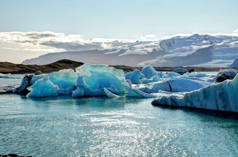 Laguna con blocchi di ghiaccio disseminati sull'acqua