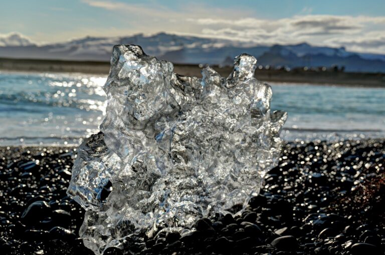 Blocco di ghiaccio o costa scura in controluce, come coda visiva della tappa glaciale