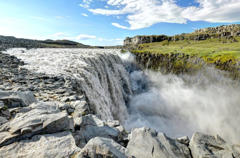 Grande salto d'acqua a imbuto, molto frontalizzato