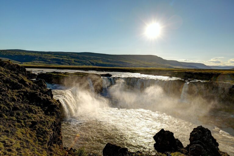 Cascata ampia e luminosa, probabilmente nell'area di Goðafoss o nel suo avvicinamento