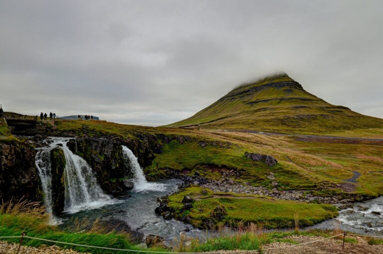 Cascata con montagna conica sullo sfondo, in un paesaggio molto riconoscibile