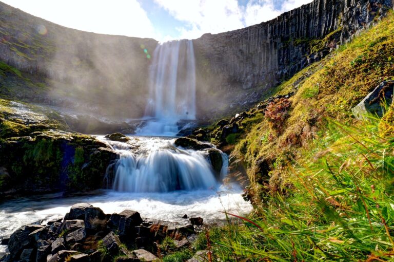 Salto d'acqua più ampio, con schiuma e roccia in primo piano
