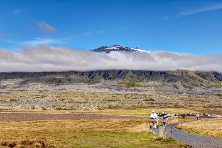 Montagna con nuvola bassa e pianura ai piedi, in piena area Snæfellsnes