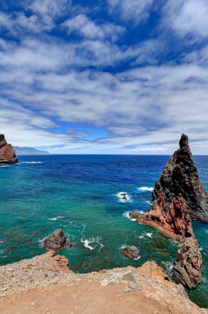 Vista dall'alto del mare con onde e rocce lungo la costa