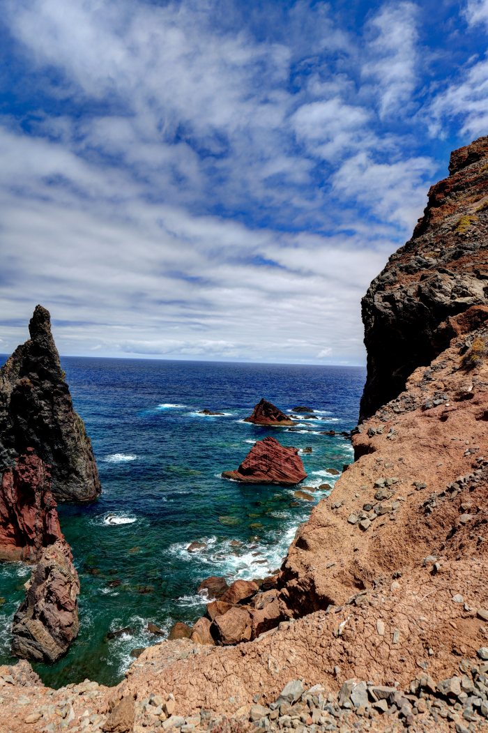 Vista panoramica di mare, onde e rocce costiere sotto nuvole basse