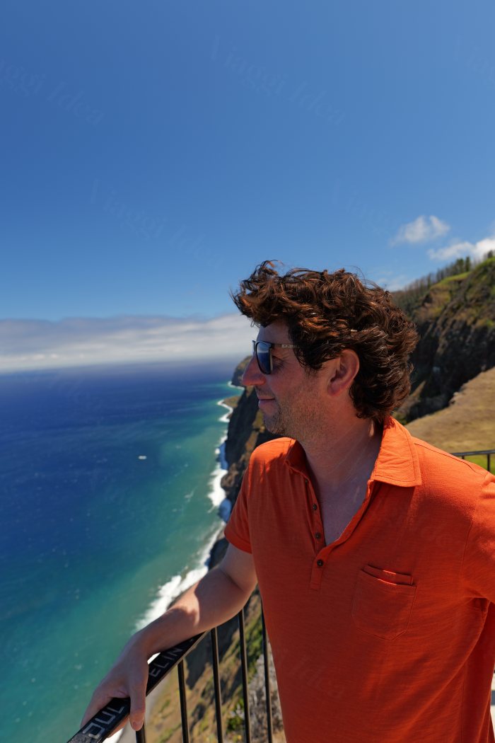 Uomo che guarda il mare da un balcone panoramico sulla costa